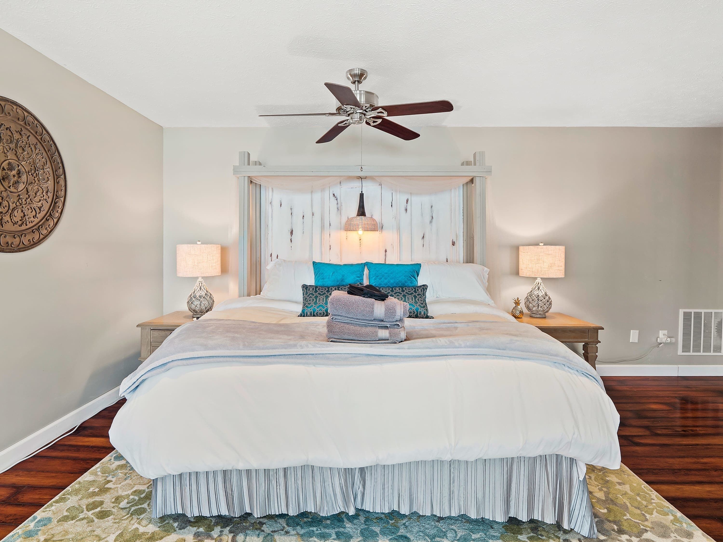 5 habitaciones, escritorio y tabla de planchar con plancha 