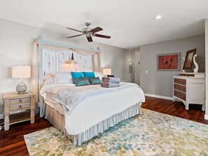 5 Schlafzimmer, Schreibtisch, Bügeleisen/Bügelbrett, Reisekinderbett