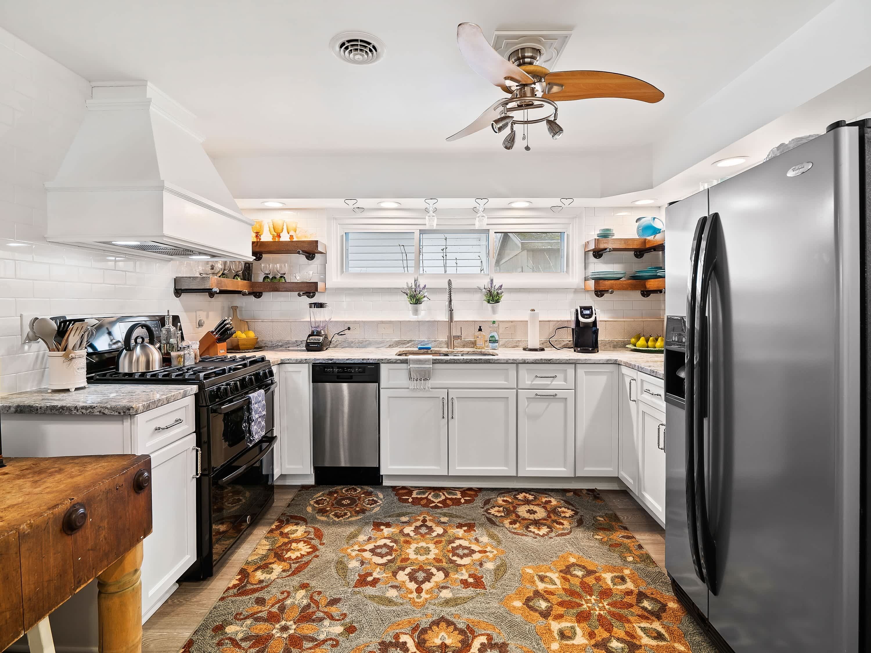 Een koelkast, een magnetron, een oven, een kookplaat