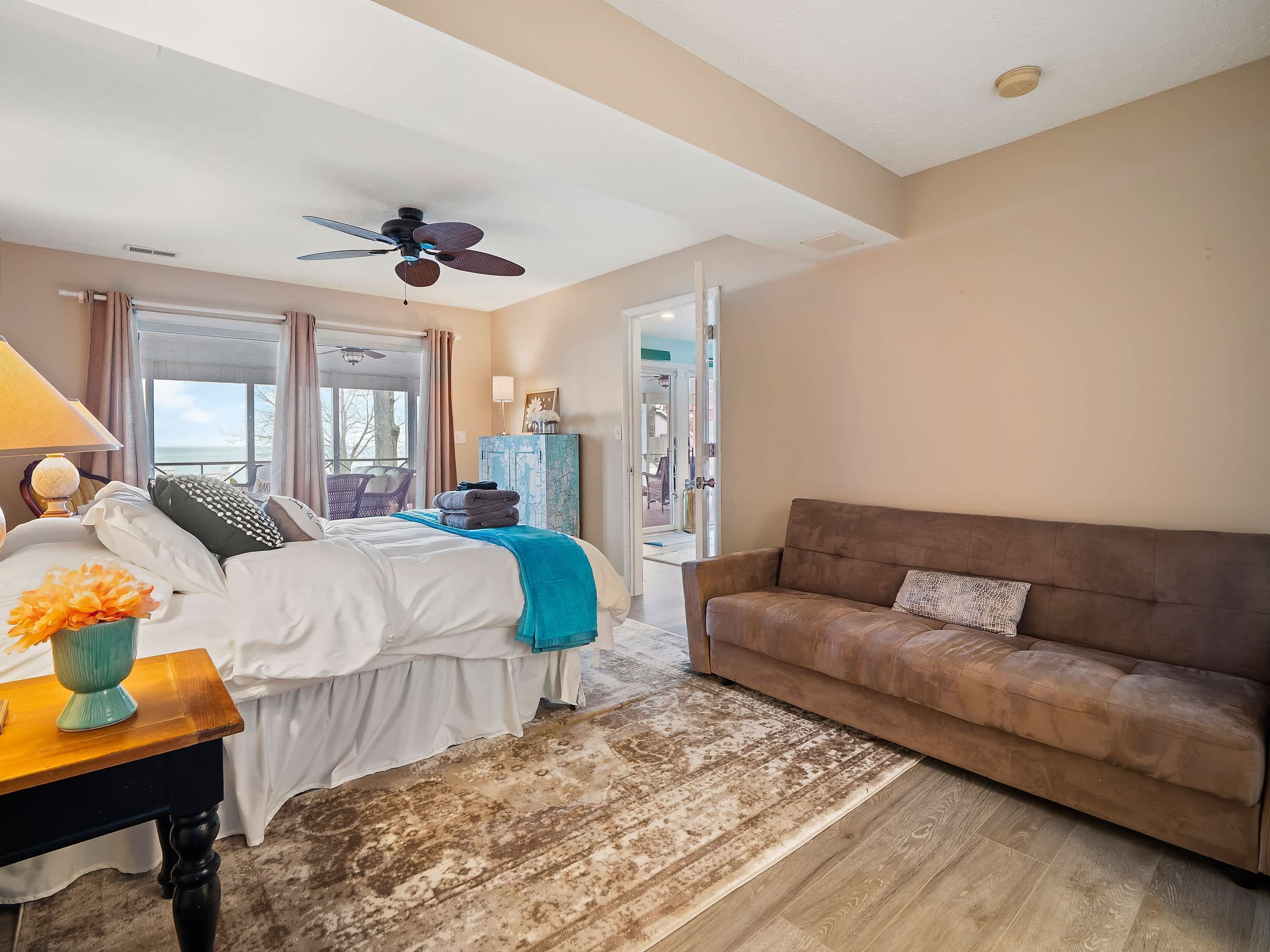 5 間睡房、書桌、熨斗/熨衫板、可攜式嬰兒床