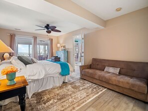 5 Schlafzimmer, Schreibtisch, Bügeleisen/Bügelbrett, Reisekinderbett