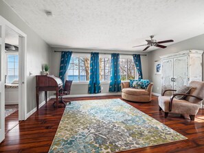 5 bedrooms, desk, iron/ironing board, travel cot - Oakwood Beach - Lake Front  - Hot Tub + Fire Pit (Ashtabula)