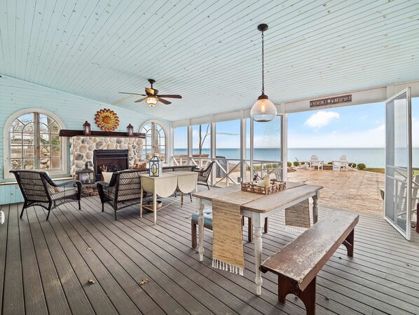 Outdoor dining - Oakwood Beach - Lake Front - Hot Tub + Fire Pit (Ashtabula)