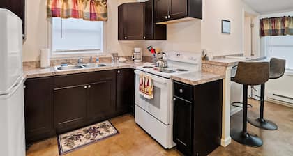 Chardonnay Cottage - GOTL Strip - Cozy & Quaint