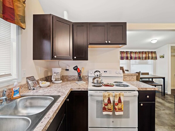 Réfrigérateur, four à micro-ondes, un four, surface de cuisson