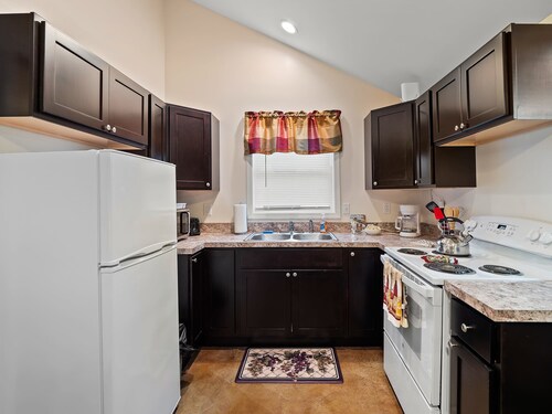 Chardonnay Cottage - GOTL Strip - Cozy & Quaint