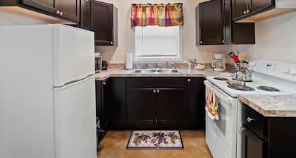 Chardonnay Cottage - GOTL Strip - Cozy & Quaint