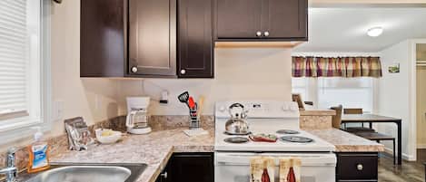 雪櫃、微波爐、焗爐、爐具