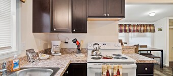 Chardonnay Cottage - GOTL Strip - Cozy & Quaint