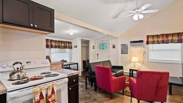 Frigorifero, microonde, forno, piano cottura