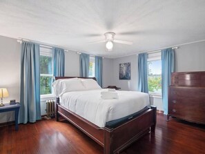 4 bedrooms, iron/ironing board, WiFi, bed sheets