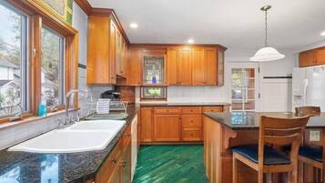 KĂŒhlschrank, Mikrowelle, Ofen, Herdplatte