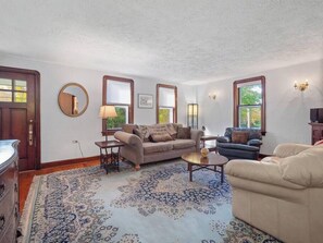 TV, fireplace, foosball - Willow Woods Retreat - Farmhouse - Patio & Nature (Kirtland)