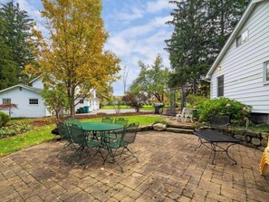 Outdoor dining - Willow Woods Retreat - Farmhouse - Patio & Nature (Kirtland)