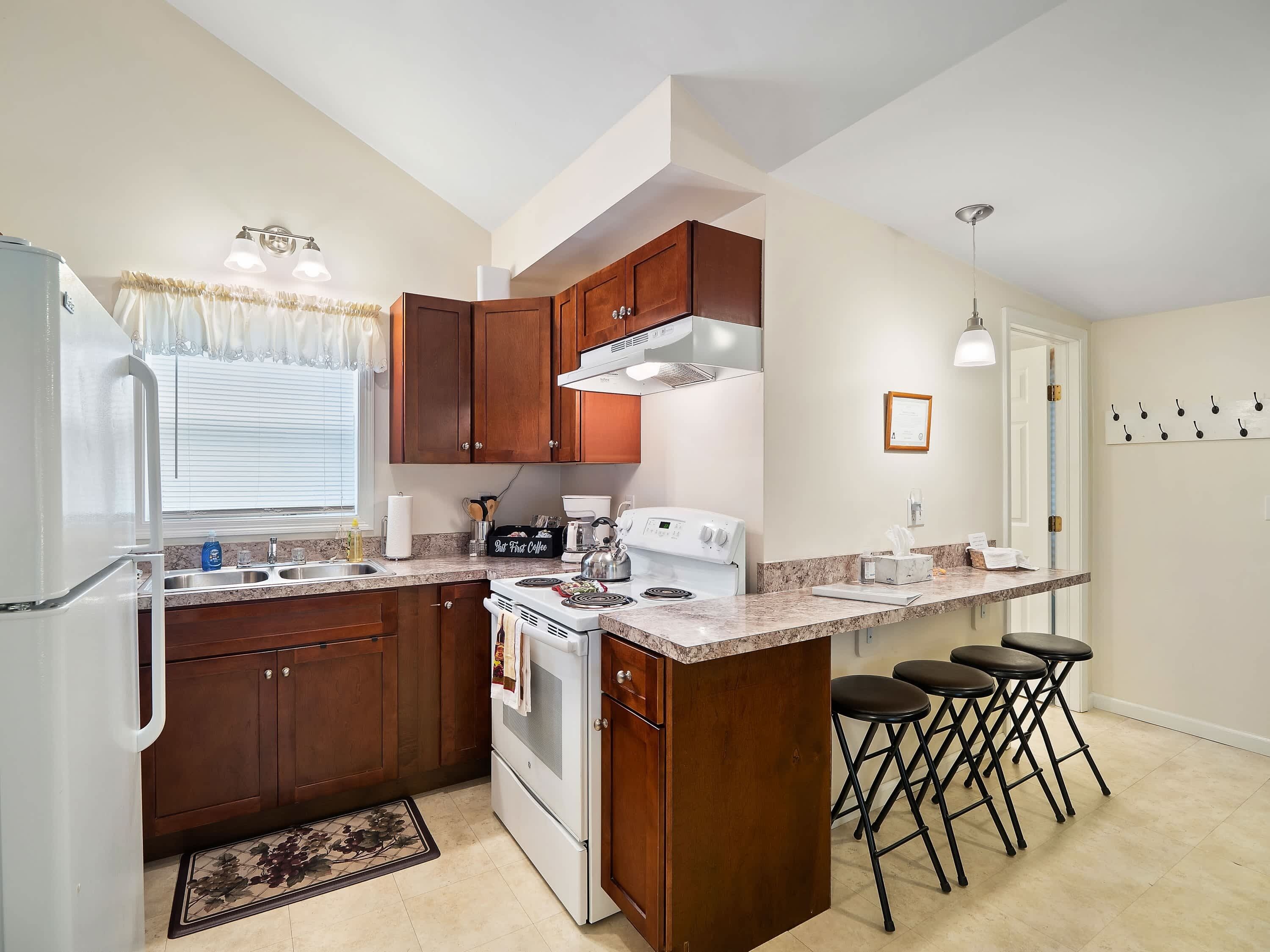 Køleskab, mikrobølgeovn, ovn, kogeplade