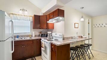 Køleskab, mikrobølgeovn, ovn, kogeplade