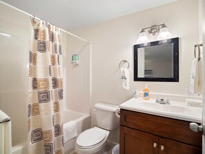 Tina, secadora de cabello, toallas 