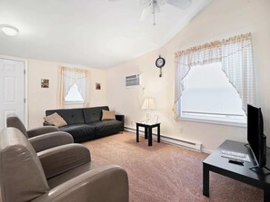 TV - The Riesling Cottage - GOTL Strip - Cozy & Quaint (Geneva)