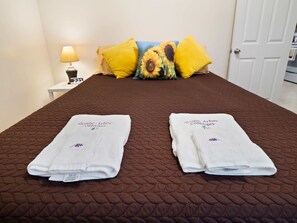 2 bedrooms, iron/ironing board, travel crib, WiFi - The Riesling Cottage - GOTL Strip - Cozy & Quaint (Geneva)