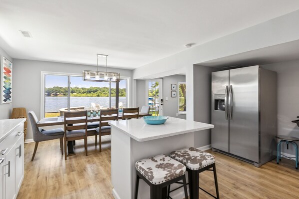 Dining - Landmark Lakehouse - luxury living in PLX! (Akron)