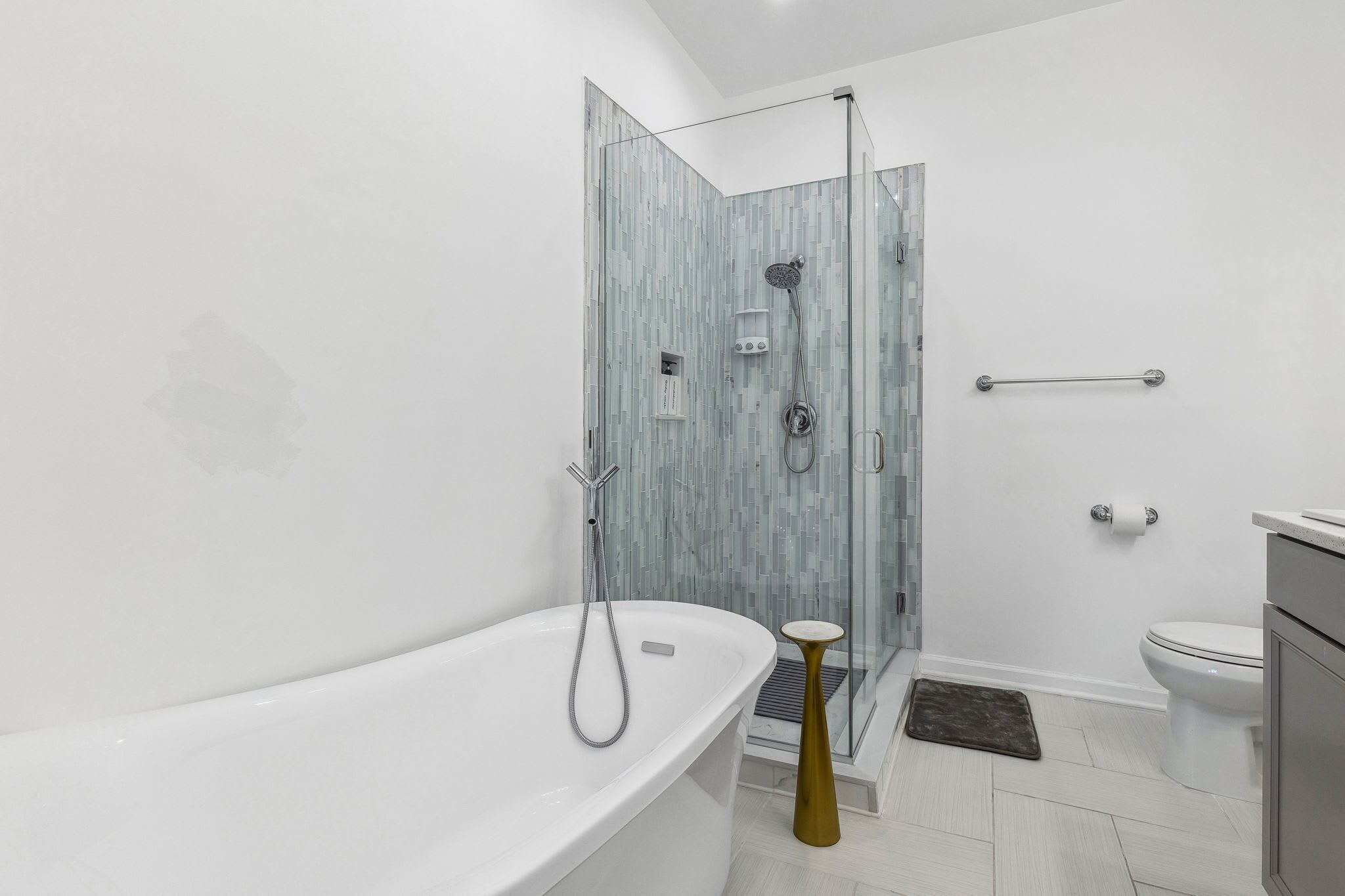 Bathtub, hair dryer, towels, shampoo