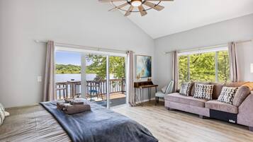 4 bedrooms, desk, iron/ironing board, WiFi