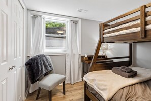 4 bedrooms, desk, iron/ironing board, WiFi - Landmark Lakehouse - luxury living in PLX! (Akron)