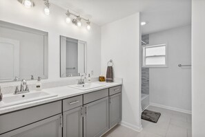 Tina, secadora de cabello, toallas, shampoo 