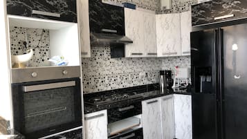Réfrigérateur, four, plaque de cuisson, cafetiÚre/bouilloire