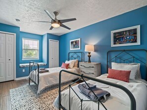 5 bedrooms, desk, iron/ironing board, WiFi - ADA-Accessible Home Steps from Cleveland Clinic (Cleveland)