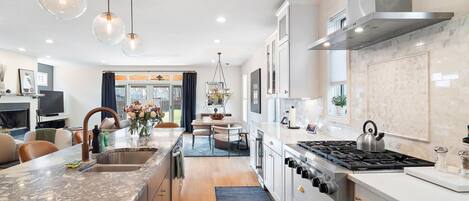 雪櫃、微波爐、焗爐、爐具