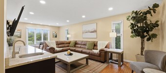 5 King Beds, Hot Tub, Sleeps 10 - Pet Friendly & Close to Clinic