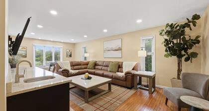 5 King Beds, Hot Tub, Sleeps 10 - Pet Friendly & Close to Clinic
