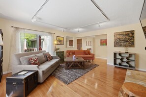 TV, fireplace, stereo, offices - 5 King Beds, Hot Tub, Sleeps 10 - Pet Friendly & Close to Clinic (Pepper Pike)