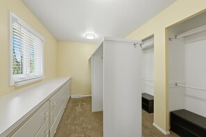 Interior - 5 King Beds, Hot Tub, Sleeps 10 - Pet Friendly & Close to Clinic (Pepper Pike)