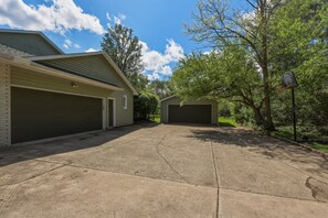 Property grounds - 5 King Beds, Hot Tub, Sleeps 10 - Pet Friendly & Close to Clinic (Pepper Pike)