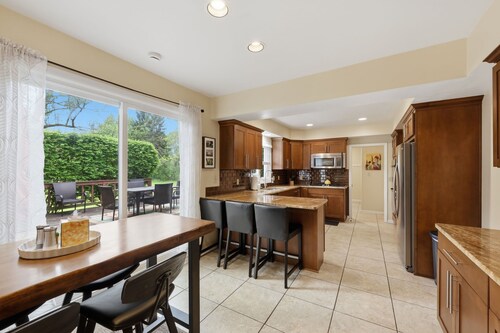 5 King Beds, Hot Tub, Sleeps 10 - Pet Friendly & Close to Clinic