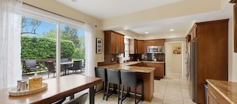 5 King Beds, Hot Tub, Sleeps 10 - Pet Friendly & Close to Clinic