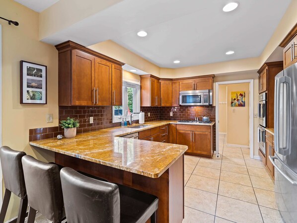 Refrigerador, microondas, horno y parrilla de estufa