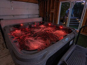 Interior - 5 King Beds, Hot Tub, Sleeps 10 - Pet Friendly & Close to Clinic (Pepper Pike)