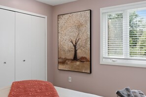 5 bedrooms, desk, iron/ironing board, WiFi - 5 King Beds, Hot Tub, Sleeps 10 - Pet Friendly & Close to Clinic (Pepper Pike)