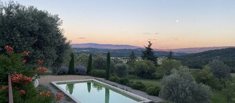Facing the entire Luberon Park & view of Gordes, a beautiful 5 bedrooms house