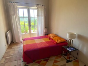 5 bedrooms, desk, iron/ironing board, travel cot - Facing the entire Luberon Park & view of Gordes, a beautiful 5 bedrooms house (Gordes)