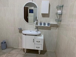 Rainfall showerhead, towels, soap, shampoo - Topaz Villas (Lilongwe)