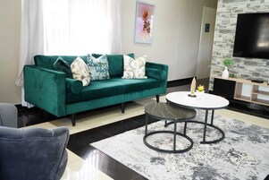 Executive Double Room, 6 Bedrooms | Living area