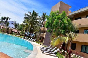 Alberca al aire libre y alberca climatizada