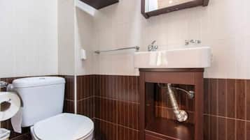 Suihku, hiustenkuivaaja, pyyhkeet, saippua