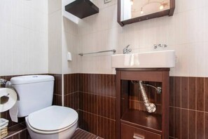 Dusj, hårføner, håndklær og såpe