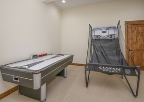 Game room - Beautiful 4 Bedroom Home with Panoramic Mountain Views (Avon)