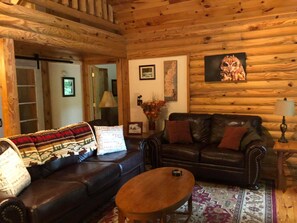 Una televisión, una chimenea